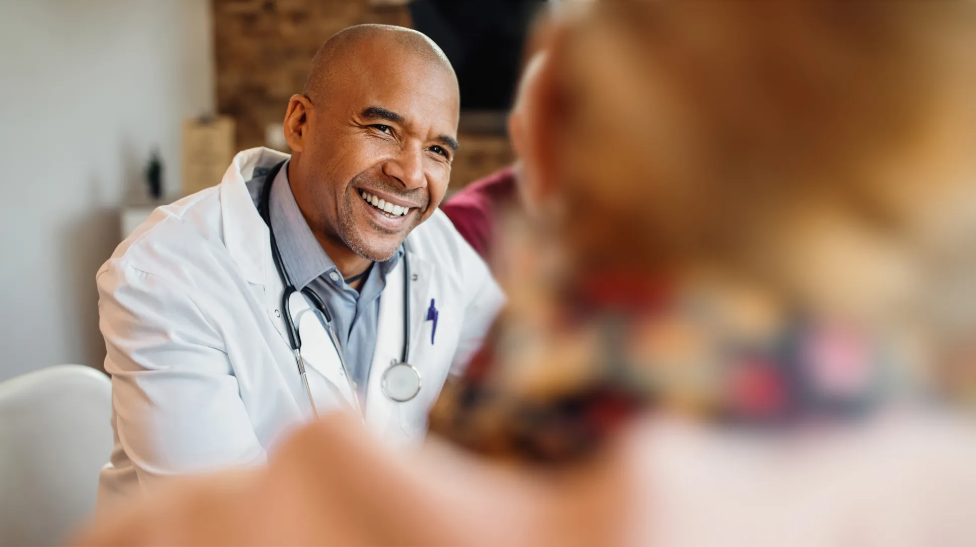 Médico atendendo paciente no consultório